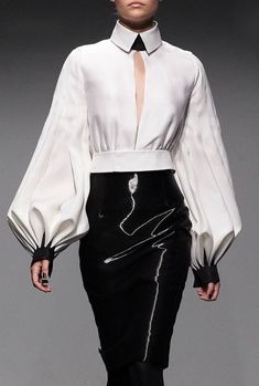 Embedded White Shirt Runway, Fashion Runway, Fashion Weeks, Moda Vintage, Fashion Winter, Puffed Sleeves, Yohji Yamamoto, White Fashion