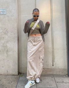 Cargo Skirt Outfit Ideas, Pants Street Style, Parachute Skirt, Skirt Outfit Ideas, Quoi Porter, Long Skirt Outfits, Street Style Fashion