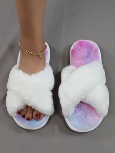 Multicolorido Universitário Collar   Simples Pantufas de quarto Embellished Slipper Design, Easy Crochet Slippers, Slipper Pattern, Fluffy Comforter, Crochet Slipper, Fluffy Shoes, Elegant Crochet, Crochet Slipper Pattern, Fluffy Slippers