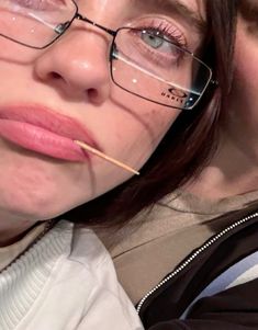 Billie Eilish Glasses 2024, Billie Eilish Wearing Glasses, Billie Eilish Grillz, Billie Eilish Eyebrows, Billie Eilish Piercing, Billie Eilish With Glasses, Billie Eilish Winking, Billie Eilish Glasses, Billie Eilish Middle Finger