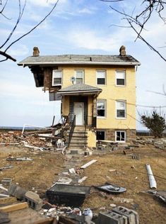 Ruined Architecture, Princess Cottage, Abandonment Issues, Old Abandoned Buildings, Abandoned Homes, Creepy Houses, Old Abandoned Houses, Abandoned House, Abandoned Mansions