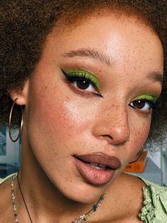 Makeup For Cheetah Print Outfit, Like Green Eyeshadow Looks, 70s Makeup Green Eyes, Colorful Eye Makeup For Hazel Eyes, Green Eyeshadow On Brown Eyes, Y2k Makeup Green, Green Brown Makeup Look, Colorful Makeup Brown Skin, Green Make Up Brown Eyes