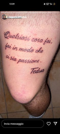 a man with a tattoo on his leg that reads, quadsiti costo fau for un medio de circione