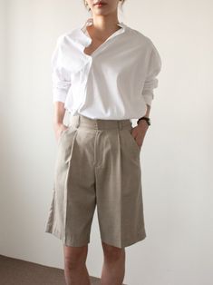 Trendy, chic and comfortable midi length bermuda shorts made from wool rayon blend with a linen look. Slimline tailored fit with belt loop waistband and pin tuck detail. Model is in MINUSEY S. ✔️ Free worldwide express shipping over $100✔️ Loved by 6,500+ customers✔️ Limited edition collections, maximum style⠀⠀⠀⠀⠀⠀⠀⠀⠀Stay ahead of the trend with can’t-find-anywhere-else staples. Your closet will thank you 💕 * MINUSEY S = EU 34, US 2* MINUSEY M = EU 36, US 4* 30% Wool / 35% Rayon / 35% Polyester* Dry clean* Made in Korea - Model Height: 170cm/5'7" (US2, EU34) Pink Bermuda Shorts Outfit, Classic High-waisted Bermuda Shorts For Summer, Spring Bermuda Shorts With Welt Pockets, Knee-length Bermuda Shorts For Workwear In Summer, Summer Office Bottoms Knee-length, Short Cullotes, Elegant High-waisted Bermuda Shorts For Work, Elegant Knee-length Bermuda Shorts For Spring, Classic Linen Bermuda Shorts For Summer