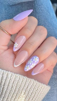 Brighten up your look with our collection of cute summer nails! From sunny yellows to ocean blues perfect for beach days! Purple And White Wedding Nails, Light Purple Flower Nails, Lilac Floral Nails, Light Purple Summer Nails, Pastel Purple Nails Design, Summer Nails Lilac, Purple Daisy Nails, Lilac Flower Nails, Nails Purple Flower