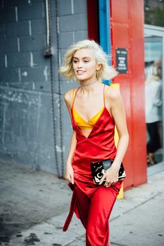 Amo Nueva York College Wardrobe, Modest Summer Fashion, Walking Down The Street, Moda Paris, Silk Outfit, Mode Casual, Street Style Inspiration, Inspired Outfits, Wearing Red