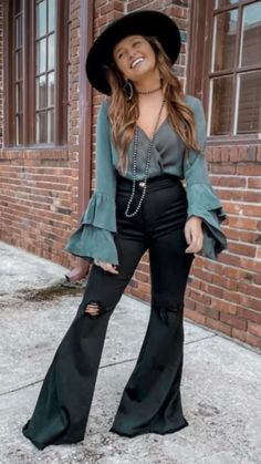 disclaimer : not my pics Edgy Western Style, Outfits Western Style, Western Chic Fashion, Country Chic Outfits, Western Outfit Ideas, Nfr Outfits, Western Dresses For Women, Western Wear Outfits, Cute Country Outfits