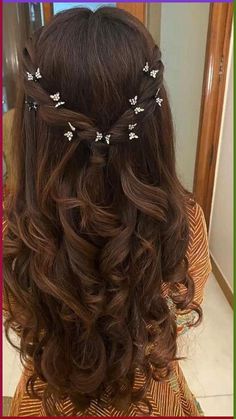 Cute Tea Party Hairstyles, Easy Dama Hairstyles, Cute Hairstyles For Damas, Cute Quince Hairstyles For Short Hair, Mehndi Hair Styles Pakistani, Homecoming Hairstyles For Layered Hair, Hairstyles Damas, Prom Hair With Tiara, Dinner Dance Hairstyles