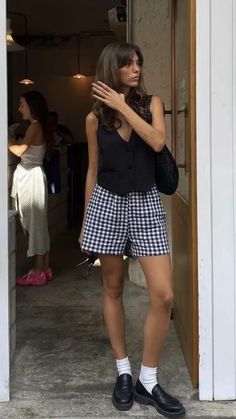 Italian Summer Outfits, European Summer Outfits, Europe Outfits, Gingham Shorts, Paris Mode, Looks Street Style, Looks Black