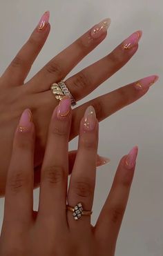 nails Pink And Gold Summer Nails, Almond Nail Inspo Trendy, Pink Vintage Nails, Light Pink Nails Aesthetic, Pink And Gold Nails Short, Light Pink Nails With Gold, Pink Nails With Gold, Chrome Summer Nails, Summer Chrome Nails