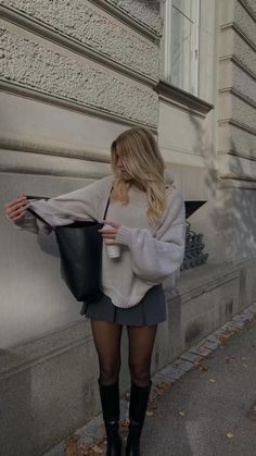 Oversized sweater with pleated short skirt and oversized bag Vinter Mode Outfits, Adrette Outfits, Fest Outfits, Skandinavian Fashion, Europe Outfits, Chique Outfits, Outfit Chic, London Outfit, Cold Outfits