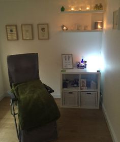 reflexology treatment room ideas - Google Search Reflexology Room Decor, Reflexology Room Ideas, Garden Salon, Business Office Ideas, Massage Therapy Rooms, Reiki Therapy, Holistic Practitioner, Quiet Room, Zen Room