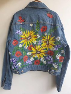 Painted Jean Jacket Diy, Flowers On Clothes, Jean Jacket Design, Painting Clothes, Customised Denim Jacket, Clothes Upcycle