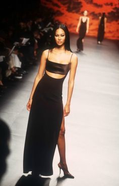 Stile Kendall Jenner, Look 80s, 90s Runway Fashion, Runway Fashion Couture, Vintage Runway, Carla Bruni, Helena Christensen, Linda Evangelista, Claudia Schiffer