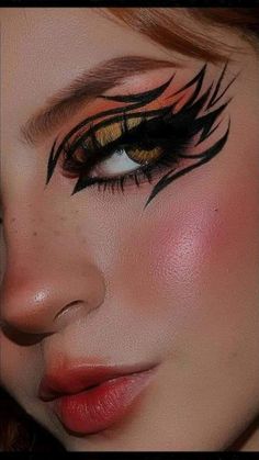 Cutesy Makeup, Graphic Eyeliner Makeup, Eyeliner Design, Gothic Eye Makeup, Dramatic Eyeliner, Eyeshadow Designs, Eyeliner Ideas, Eyeliner Designs, Show Makeup