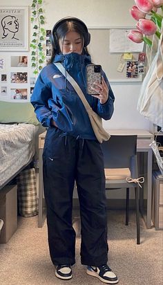 Sony Xm4 Headphones, Xm4 Headphones, Sony Xm4, Cold Day Outfits, Weather Aesthetic, Pakaian Hipster, Tomboy Stil, Tomboy Outfit, Windbreaker Outfit