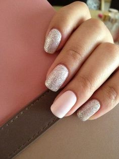 Coup de coeur pour la manucure blanche à paillettes (PHOTOS) | The Huffington Post Accent Nail Art, Manicured Nails, Classy Nail Art, Glitter Accent Nails, Glitter Manicure, Wedding Nails Glitter, Her Nails, Nail Art Wedding, Bride Nails