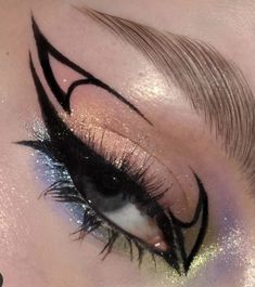 Eyeliner Looks Color, Detailed Eyeliner Looks, Graphic Liners Ideas, Cool Eyeliner Looks Hooded Eyes, Edgy Graphic Liner, Emo Graphic Liner, Black Graphic Eyeliner Hooded Eyes, Heart Eyeliner Makeup, Interesting Eyeliner