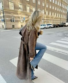 Minimalist Outfits Women Minimal Chic, Brown Trench Coat Outfit, Brown Suede Jacket Outfit, Minimalist Outfits Women, Suede Jacket Outfit, Trench Outfit, Suede Trench Coat, Brown Trench Coat, Brown Leather Coat