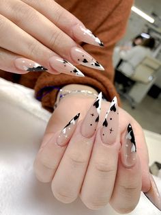 Cute Nail Heart Design, Goth Nails Black And White, Heart With Arrow Nails, Cute Valentine’s Day Nails Stiletto, Goth Valentines Nails Acrylic, Valentines Nails Black And White, Stars And Hearts Nails, Goth Heart Nails, Valentine Goth Nails