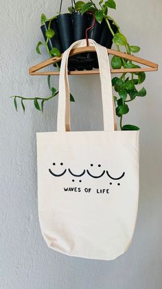 Tod Bag, Tote Bag Design Ideas, Bag Design Ideas, Handpainted Tote, Diy Tote Bag Design, Handpainted Tote Bags, Totes Ideas, Canvas Bag Design, Tods Bag