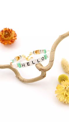 bracelet avec des perles en métal colorées et des perles lettres message : "HELLO" Vert Turquoise, Sling Backs, Heels