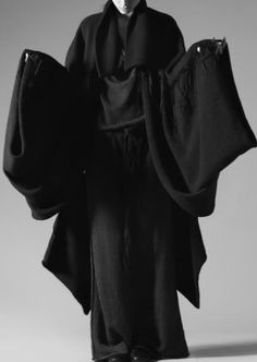 Haute Couture Style, Sculptural Fashion, Black Kimono, Mode Inspo, Dark Fashion, Looks Style, Mode Inspiration, Kimono Fashion, Japanese Fashion