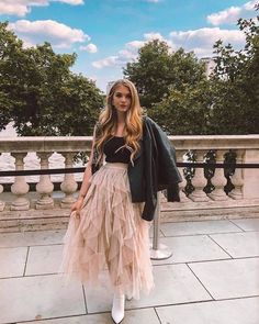 Tulle Midi Skirt Outfit, Tule Skirt Outfit, Black Tulle Skirt Outfit, Chic Business Outfits, Beachy Outfit, Rok Outfit, Tule Rok