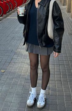 Gray Skirt Outfit, Rok Mini, Stunt Doubles, Japan Outfit, Cold Outfits, Product Recommendations, Looks Street Style, Where To Shop, Shopping Tips