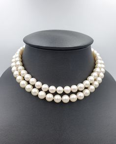 Long necklace of round freshwater pearls: 10-10.50 mm; bright white colour, 925% silver clasp with large round lobster clasp; length: cm. 77 which allows it to be worn in two ways, as can be seen from the photo. Fitted in a workmanlike manner. Refined, elegant, versatile, classic, timeless. White Round Pearl Necklace With Pearl Charm, Classic Pearl Necklace With Lobster Clasp And Round Beads, Classic Pearl Necklace With Lobster Clasp, White Akoya Pearl Necklace With Sterling Silver Clasp, Classic Cream Pearl Necklace With Pearl Charm, Pearl White Single Strand Pearl Necklace, White Round Pearl Drop Necklace, White Pearl Drop Round Necklace, White Single Strand Pearl Necklace With Round Beads