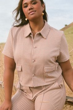 Drew Blouse in Tan Gingham – Ivy City Co Button Up Style, Womens Matching Sets, White Bridal Dresses, City Woman, Fitted Sleeves, White Dress Party, Bridesmaids And Groomsmen, Boys Romper, Fall Fits