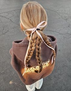 Cute Down Braided Hairstyles, Preppy Fall Hairstyles, Preppy Hair Styles, Hair Styles With Bow, Filler Photo Ideas, Summer Hair Ideas, Braids Blonde, Soccer Hair, Preppy Hairstyles