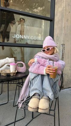 Discover over 20 stylish Uggs outfits that are sure to attract compliments. Elevate your wardrobe with these chic and cozy looks! Pink Winter Outfit Aesthetic, Uggs Tasman, Cozy Sweaters Outfits, Girly Winter, Amsterdam Outfit, Uggs Outfits, 2024 Fits, Aesthetic Sweaters, Hairstyles Winter