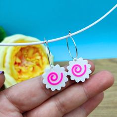 Certified shipment with tracking number 📩 If you're an anime lover, these earrings are a must-have in your collection! Inspired by the delicious ramen dish that Naruto eats, these Miso Tonkotsu shaped earrings are a unique accessory full of personality. With their combination of white and bubblegum pink, these charming earrings are created with 3D printing and sustainable materials. This makes them super lightweight, which means you can comfortably wear them all day long. Each earring measures Doraemon Earrings, Japanese Fish Cake, Ramen Dish, 3d Print Jewelry, Earrings Anime, Delicious Ramen, Ramen Dishes, Japanese Fish, Anime Ninja