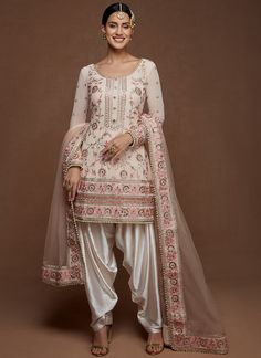 Indian Suits For Women, Patiala Suit Designs, Punjabi Fashion, Designer Punjabi Suits, Punjabi Outfits, Patiala Suit, Punjabi Dress, Punjabi Salwar Suits, Punjabi Suit