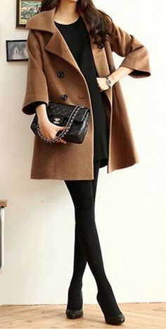 #winter #fashion / all black + brown coat 100 Winter Outfits, Blazer Outfit, Cooler Look, Business Outfit, Brown Coat, Simple Fashion, Woolen Coat, Coat Women