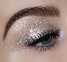 Alat Makeup, Glossy Eyes, Glitter Eye Makeup, Makijaż Smokey Eye, Fancy Makeup, Makeup Hacks, Models Makeup, Blue Eyeshadow, Eye Makeup Art