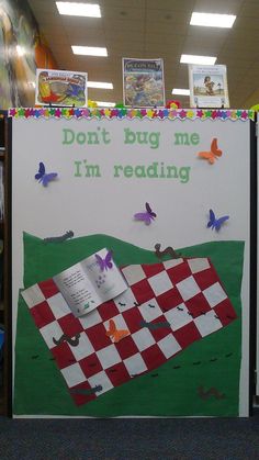 a bulletin board that says don't bug me i'm reading