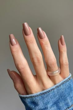 Nail Colour Ideas 2023, Nails 2023 Trends Autumn Almond, Fall Nails 2023 Tan Skin, Single Color Fall Nails, Nails Trend 2023 Autumn, Natural Fall Color Nails, Short Almond Nails Fall Colors 2023, Coffee Nail Color, Fall Neutral Nail Colors 2023