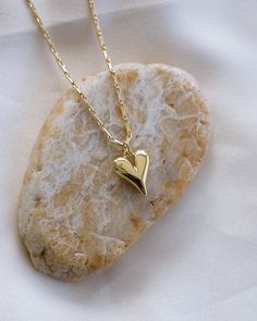 Show your love with this gorgeous Puffy Heart Necklace! Crafted in luxurious gold, this eye-catching necklace adds the perfect touch of romance to your look. For a heartfelt gift or an expression of your own affection, you can't go wrong with this stunning piece! NECKLACE FEATURES Material: Brass 24K Gold Filled Chain Width: Approx. 1.5mm Chain Style: Barleycorn Designed Chain Lead Free, Nickel Free