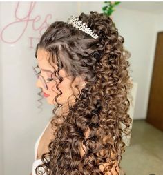 Prom Crown Hairstyles, Quinceanera Hairstyles Natural Curls, Quince Curly Hairstyles, Quinceanera Hairstyles Curly Hair, Curly Hair For Quinceanera, Curly Hair With Crown, Sweet 16 Hairstyles For Natural Curly Hair, Quince Hairstyles For Natural Curly Hair, Curly Hairstyles For Quinceanera