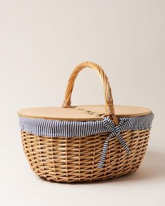 Farmhouse Pottery Striped Picnic basket. Vintage Picknick Basket, Theme Basket, Classic Picnic, Theme Baskets, Country Picnic, Video Style, Vintage Picnic Basket, Willow Basket, Picnic Theme