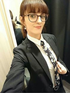 Girls Wearing Ties, Suit And Tie, Cute Fashion, Black Tie, Pretty Outfits, Suits For Women, Women Girl