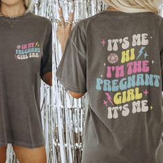 a woman wearing a t - shirt that says it's me i'm the pregnant girl it's me