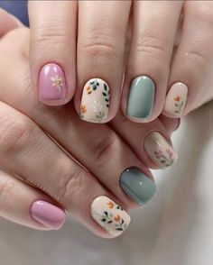 Gel Nail Designs Summer 2023, Wild Flower Nails Design, Mauve Floral Nails, Indian Summer Nails, Spring Floral Nail Designs, Floral Gel Nail Designs, Nail Designs Spring Classy, Beltane Nails, Fun Work Nails