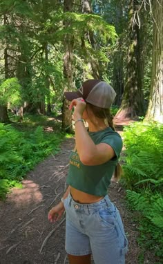 Mountain Cabin Outfit Summer, Cute Colorado Outfits Summer, Cute Hiker Outfits Summer, Outfits For Camping Summer, Summer Cabin Trip Outfit, Hot Camping Outfits, Nature Walk Outfit Summer, Casual Outdoor Outfit Summer, Cute River Outfits