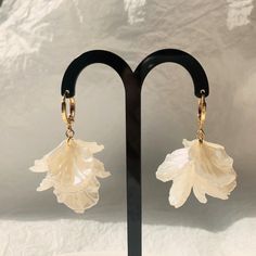 White flower petal hoop & clip-on earrings,Floral Hoop Earring,Flower dangle earrings A pair of beautiful white petal flower statement fashion earrings, that give you a unique fashionable look and elevate your outfit. Add these unique Elegant statement earrings to your everyday fashion statement earrings or as gift for your love one. 💕Thank you for visiting CaitlynArtStudio. We are always trying to provide you the best quality jewelry at an affordable price. Made with lots of love and care. Ple Floral Hoops, Bridal Flowers, Flower Petals, Quality Jewelry, Wedding Earrings, Bridal Earrings, Flower Earrings, Fashion Earrings, White Flowers