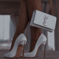 Stile Kylie Jenner, Hak Tinggi, Heels Aesthetic, Shoes Heels Classy, White High Heels, Heels Classy, Fancy Shoes, Cute Heels, Aesthetic Shoes