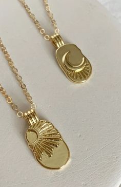 Medallion Necklace Aesthetic, Gold Hippie Jewelry, Gold Hippie Necklaces, Retro Gold Medallion Jewelry, Retro Medallion Locket Jewelry, October Jewelry, Jewelry Fashion Trends, Jewelry Accessories Ideas, Moon Jewelry