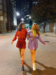 Two girls sdressed as Daphne and Velma walking in the street at night Velma Scooby Doo Costume, Daphne Halloween Costume, Pair Halloween Costumes, Velma From Scooby Doo, Matching Family Halloween Costumes, Warm Halloween Costumes, Roblox Halloween